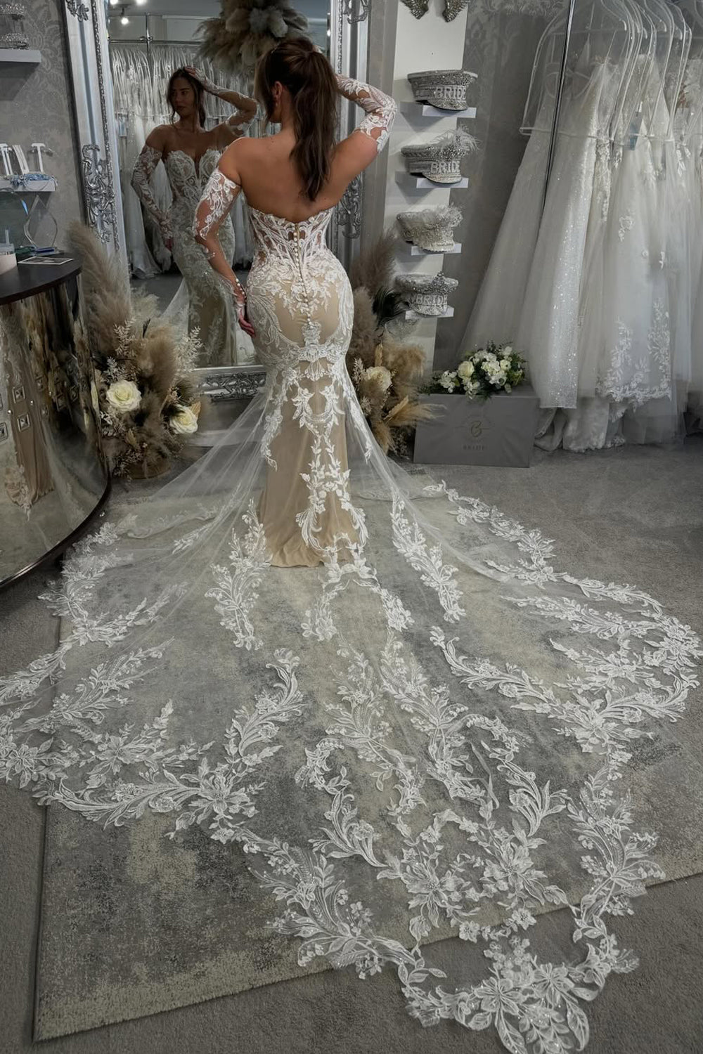 Stunning Mermaid Sweetheart Lace Wedding Dress with Appliques