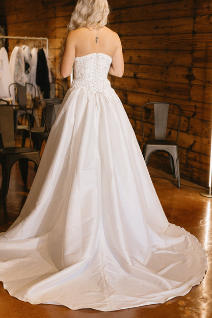 A-Line Scoop Neck Sleeveless Side Slit Lace up Wedding Dress