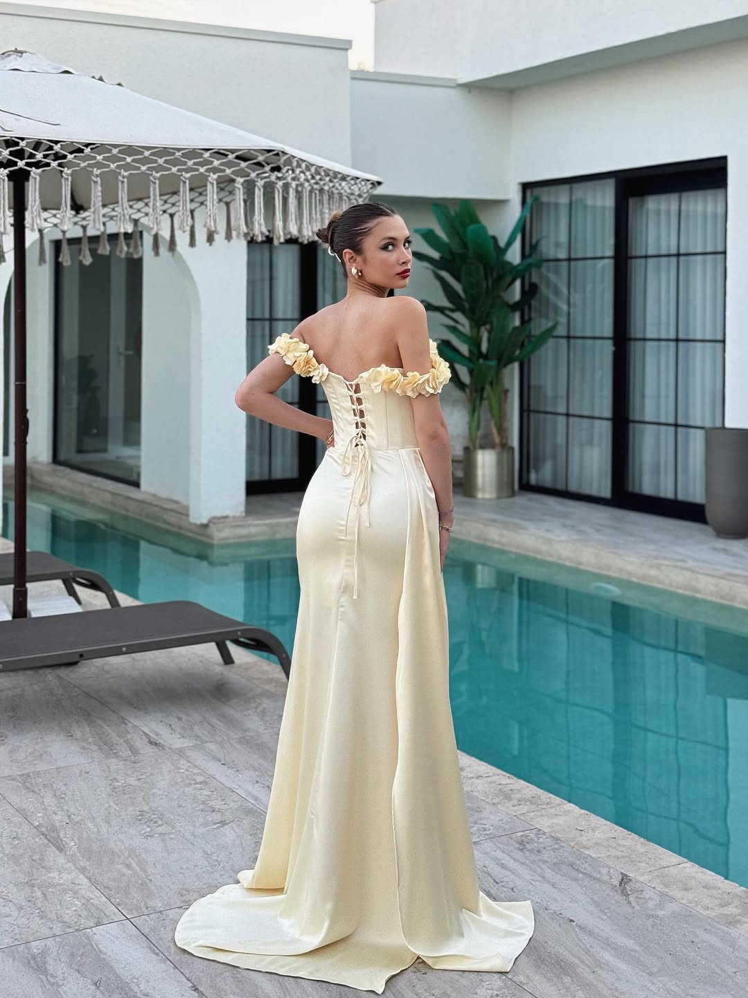 Elegant Yellow Sleeveless Prom Dress Slimming Train Pleated with Flower