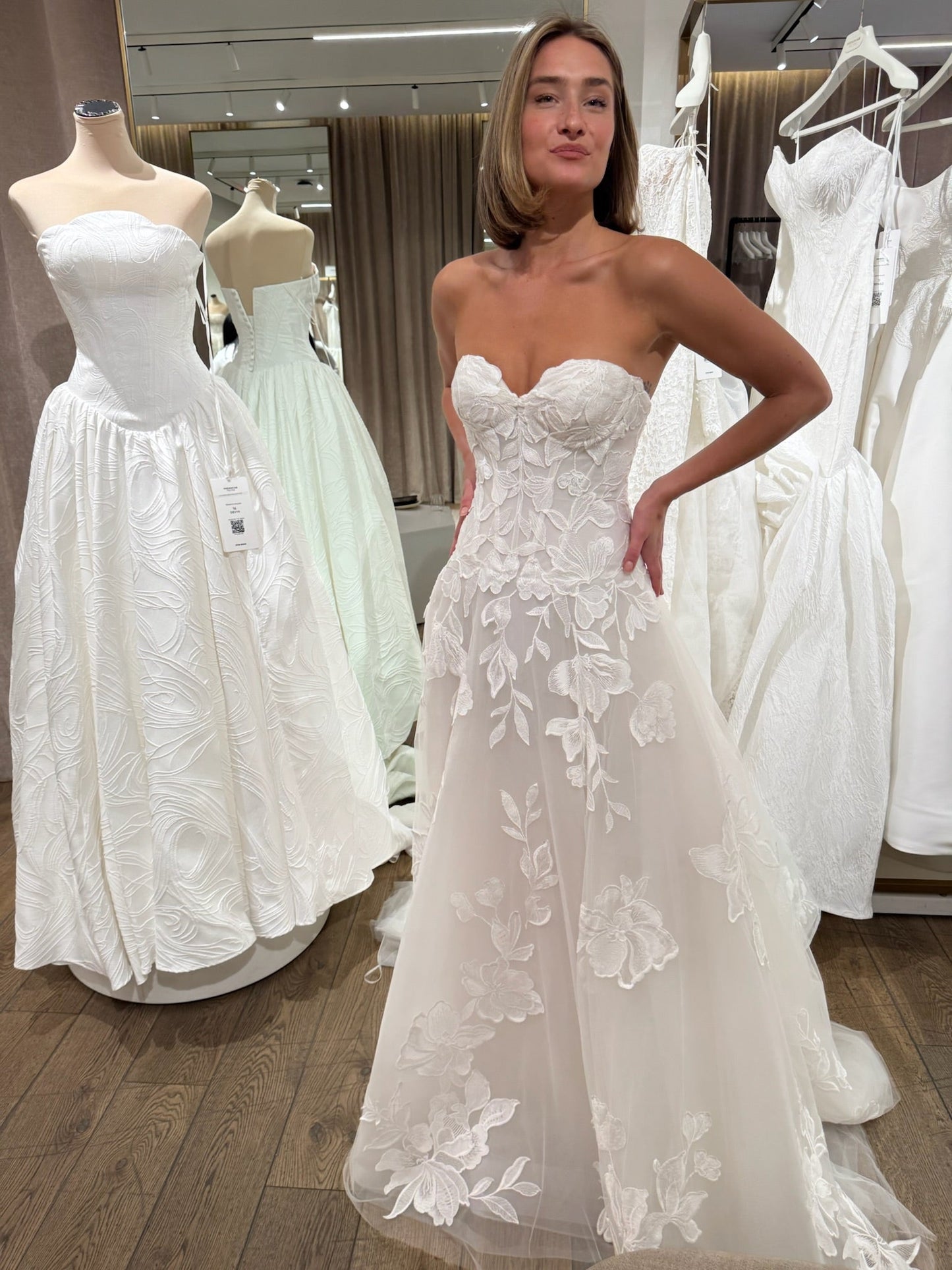 A-Line Sweetheart Appliques Sleeveless Court Train Wedding Dress