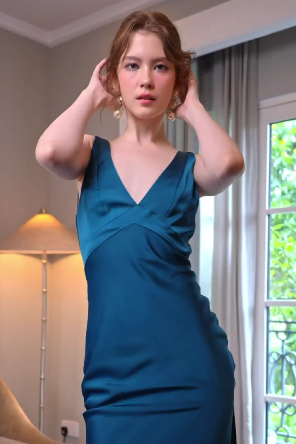 Charming Mermaid V Neck Blue Long Prom Dress with Open Back