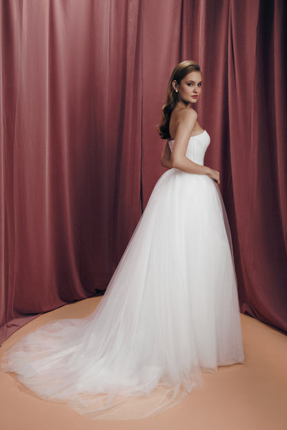 Sweetheart Wedding Dress with Flowing Tulle Skirt