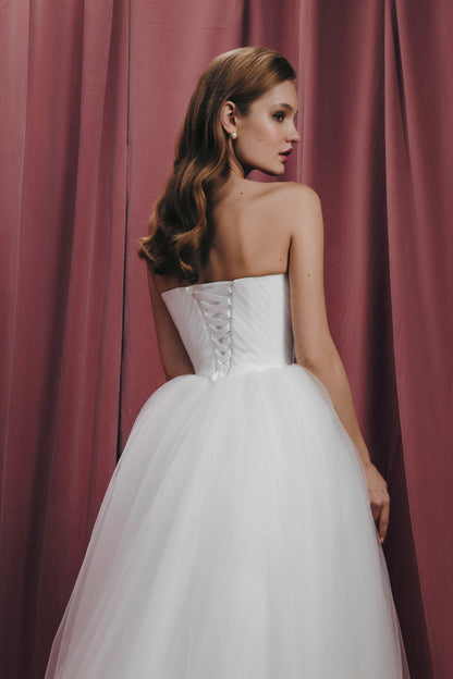 Sweetheart Wedding Dress with Flowing Tulle Skirt