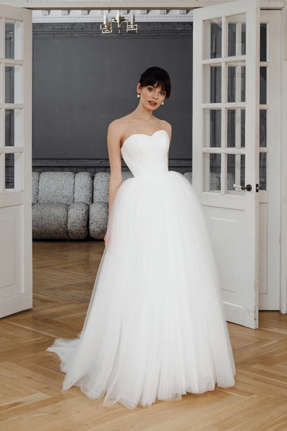 Sweetheart Wedding Dress with Flowing Tulle Skirt