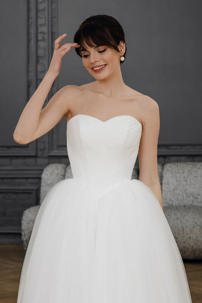 Sweetheart Wedding Dress with Flowing Tulle Skirt
