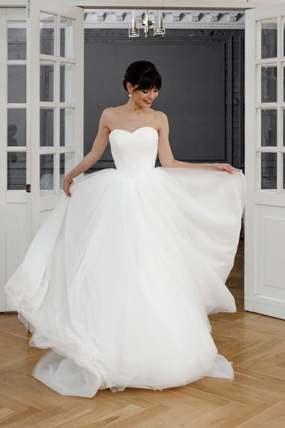 Sweetheart Wedding Dress with Flowing Tulle Skirt