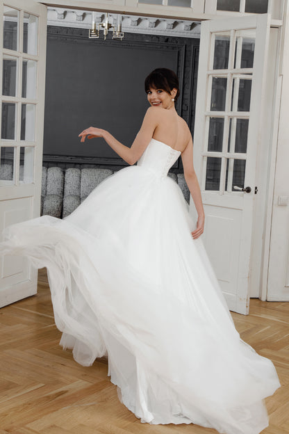 Sweetheart Wedding Dress with Flowing Tulle Skirt