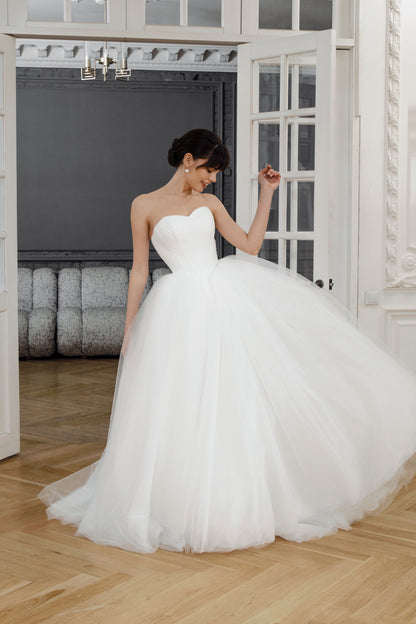 Sweetheart Wedding Dress with Flowing Tulle Skirt