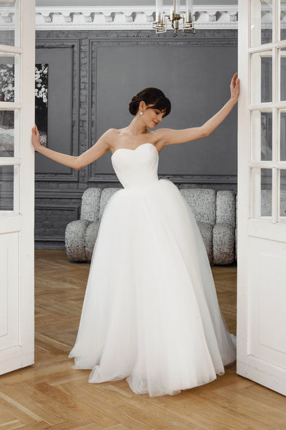 Sweetheart Wedding Dress with Flowing Tulle Skirt