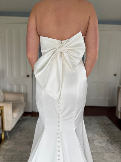 V Neck Satin Sleeveless Trumpet Wedding Dress