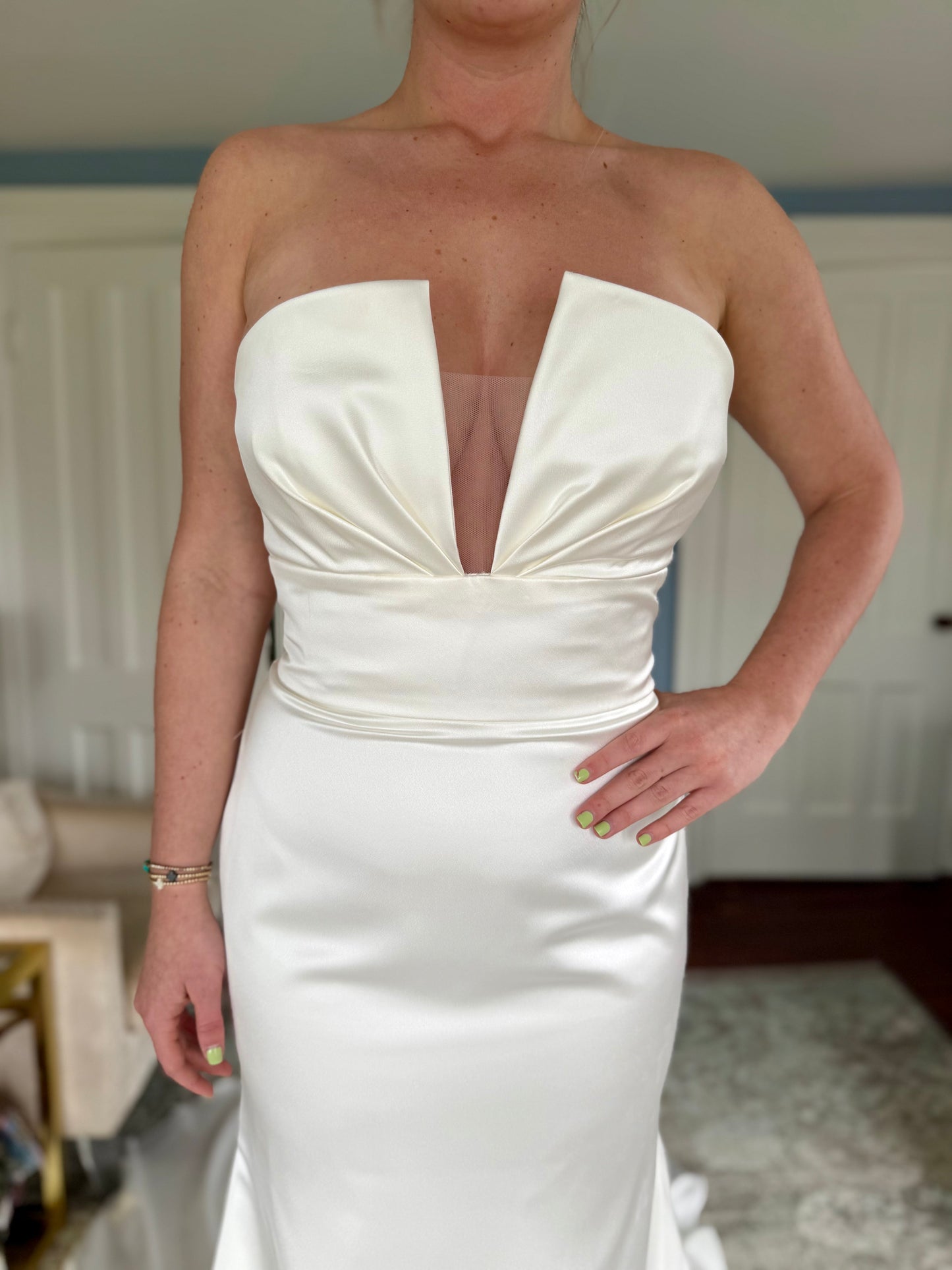 V Neck Satin Sleeveless Trumpet Wedding Dress