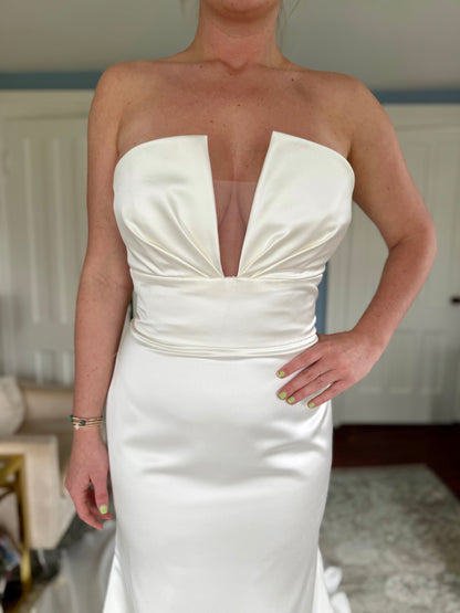 V Neck Satin Sleeveless Trumpet Wedding Dress