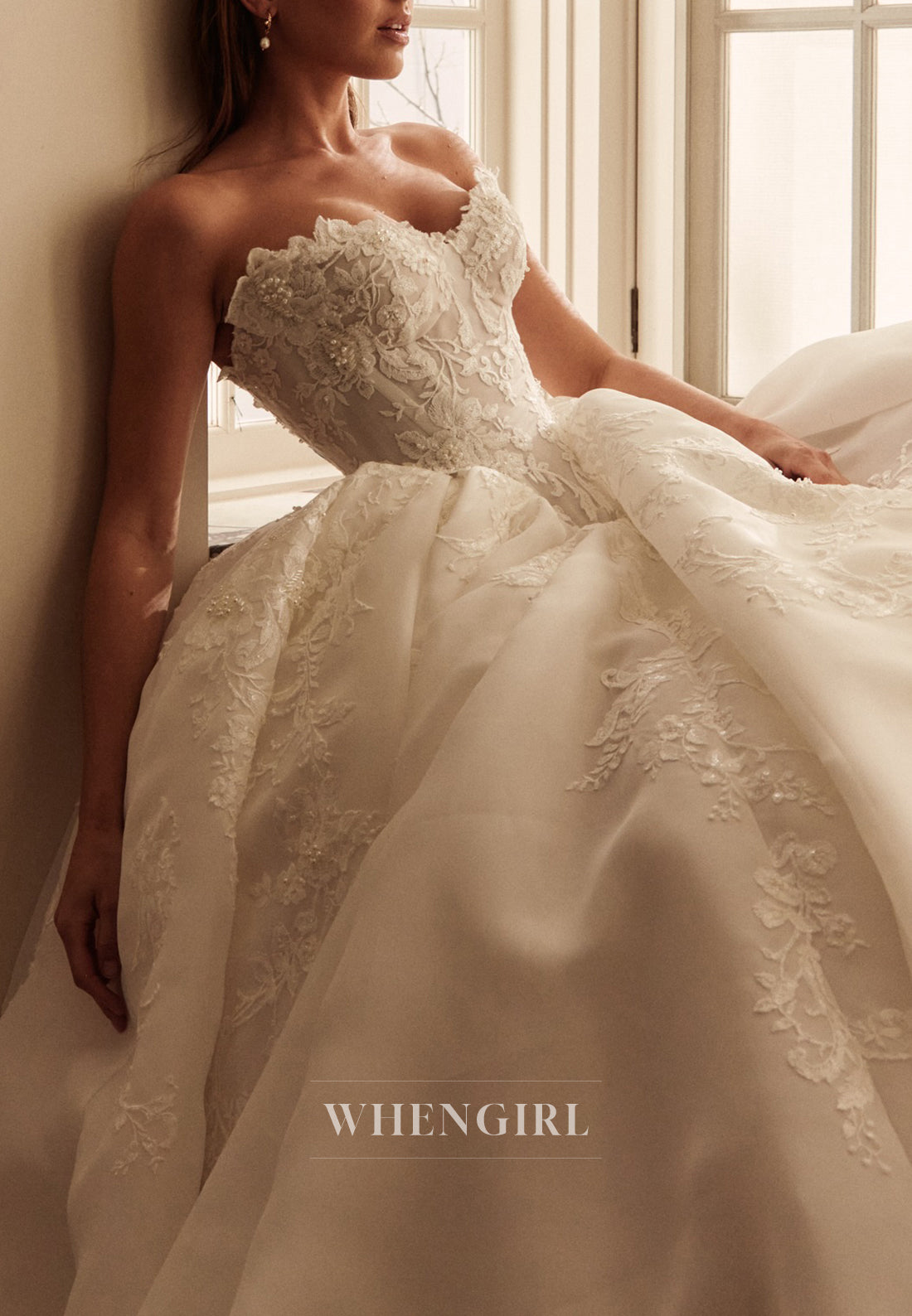 Ball Gown Sweetheart Sleeveless Beaded Appliqued Lace Wedding Dress with Court Train