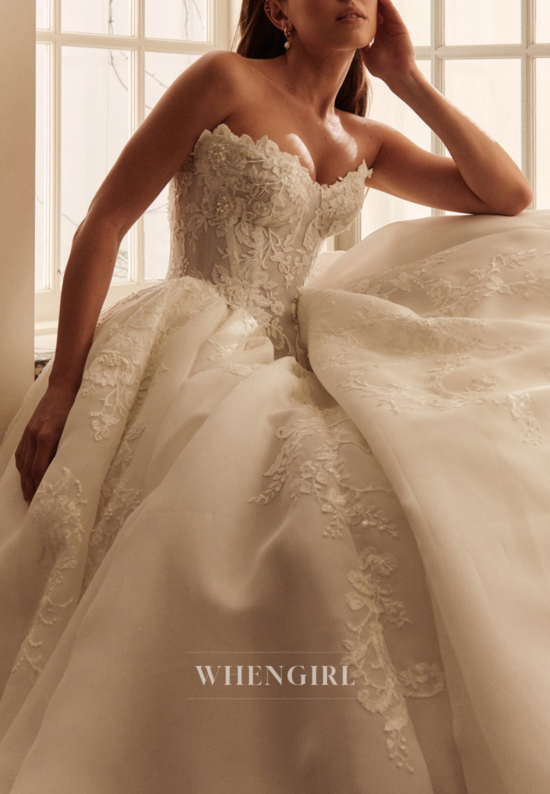 Ball Gown Sweetheart Sleeveless Beaded Appliqued Lace Wedding Dress with Court Train