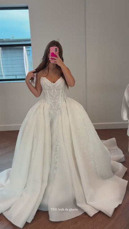 Ball Gown Sweetheart Sleeveless Beaded Appliqued Lace Wedding Dress with Court Train